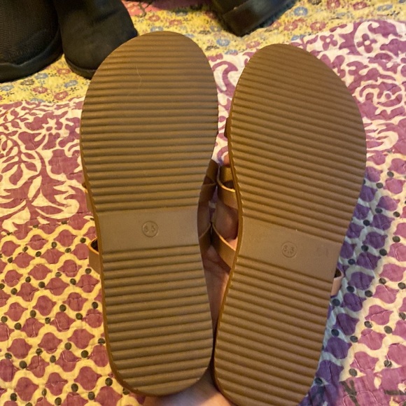 Cute rose gold slides CL by laundry size 8.5 - Picture 6 of 6